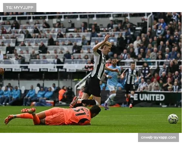 赛前训练图：哈兰德在曼城基地加练左脚凌空抽射